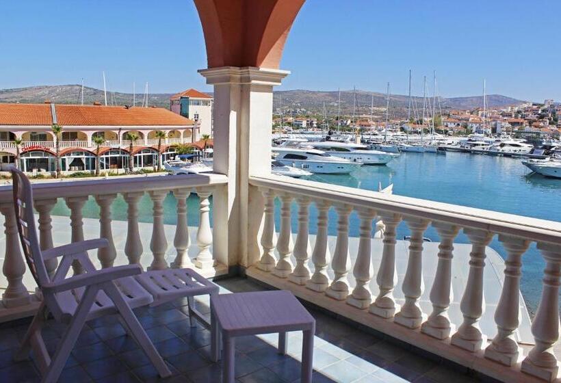 سوئیت با بالکن, Marina Frapa Resort Rogoznica