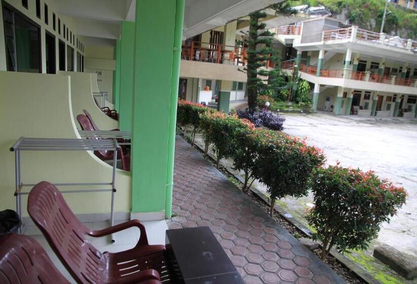 Четырехместный Номер Стандарт, Pandu Lakeside Hotel Parapat