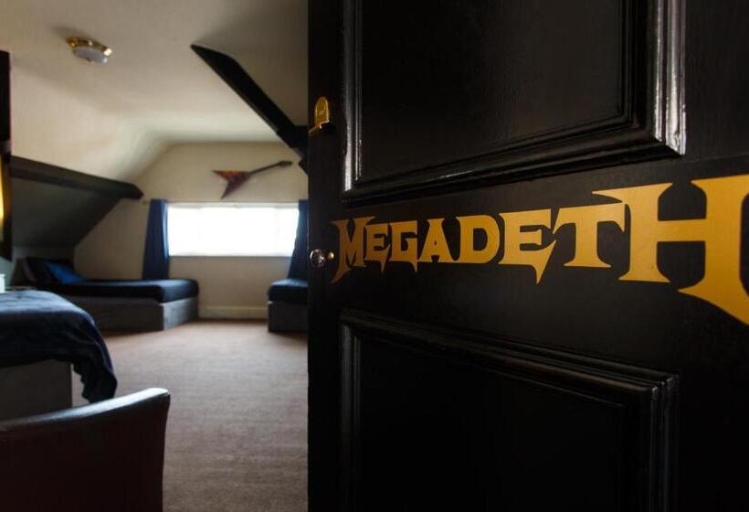 Семейный Номер, The Saddle Inn