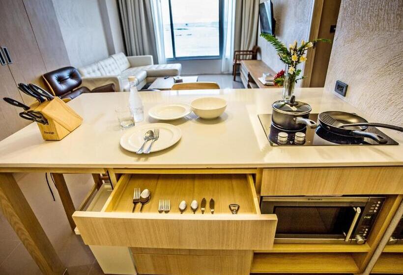 سوییت با چشم‌انداز دریا, Balcony Seaside Sriracha Hotel & Serviced Apartments