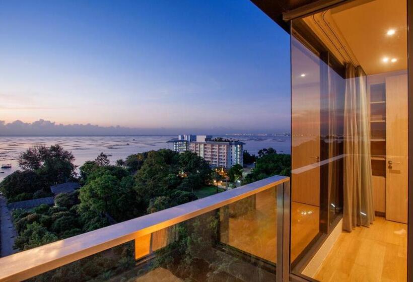 Deluxe Suite Sea View, Balcony Seaside Sriracha Hotel & Serviced Apartments