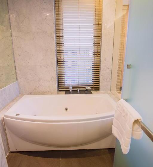 Deluxe Suite Sea View, Balcony Seaside Sriracha Hotel & Serviced Apartments