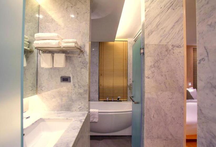 Deluxe Suite Sea View, Balcony Seaside Sriracha Hotel & Serviced Apartments