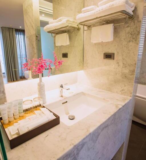 Deluxe Suite Sea View, Balcony Seaside Sriracha Hotel & Serviced Apartments