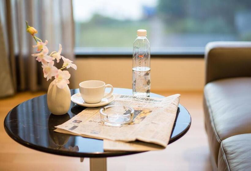 Deluxe Suite Sea View, Balcony Seaside Sriracha Hotel & Serviced Apartments