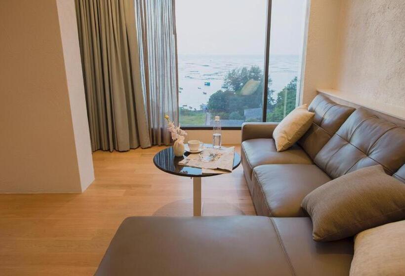 Deluxe Suite Sea View, Balcony Seaside Sriracha Hotel & Serviced Apartments