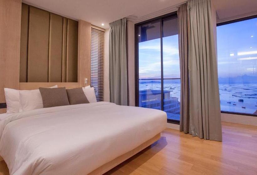Deluxe Suite Sea View, Balcony Seaside Sriracha Hotel & Serviced Apartments