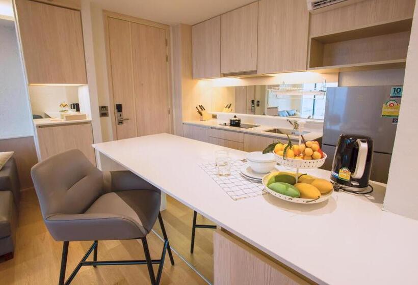 Deluxe Suite Sea View, Balcony Seaside Sriracha Hotel & Serviced Apartments