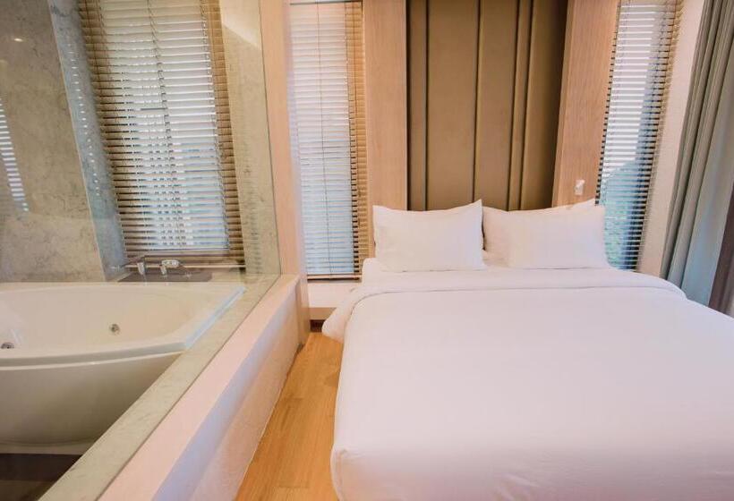 Deluxe Suite Sea View, Balcony Seaside Sriracha Hotel & Serviced Apartments
