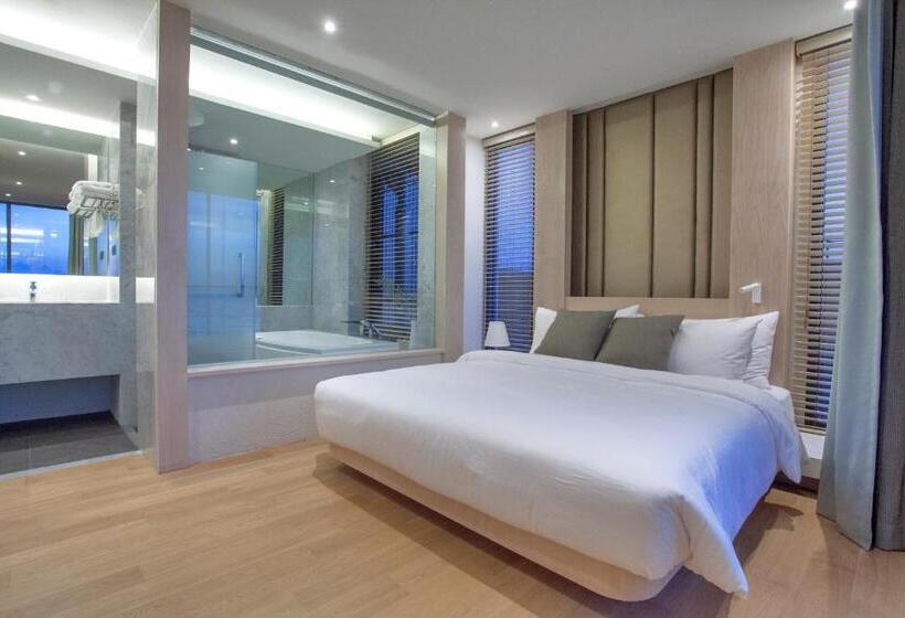Deluxe Suite Sea View, Balcony Seaside Sriracha Hotel & Serviced Apartments