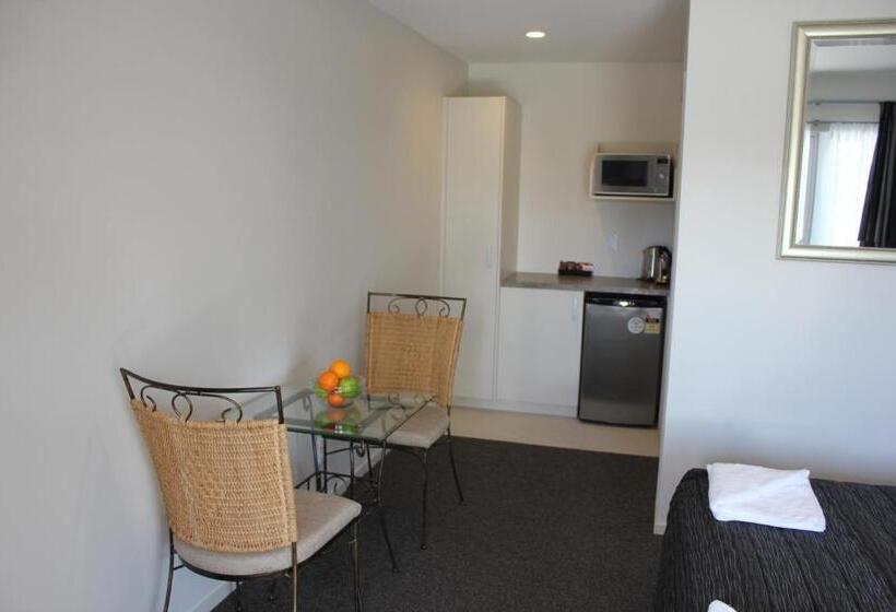 استودیو استاندارد با چشم‌انداز باغ, Greyfriars Motel