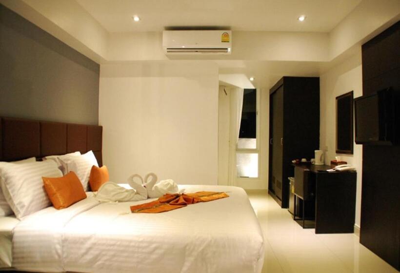 اتاق لوکس با چشم‌انداز استخر, Amin Resort