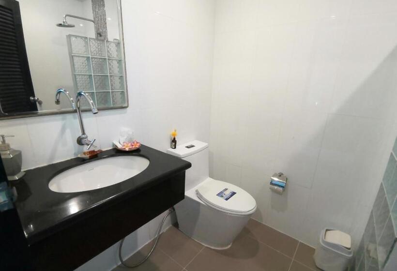 اتاق لوکس با چشم‌انداز استخر, Amin Resort