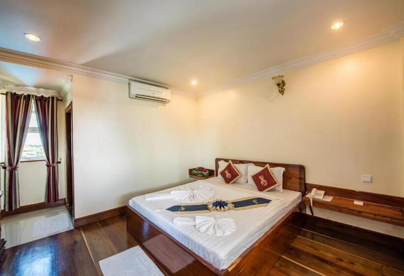 Superior Room, Seng Hout