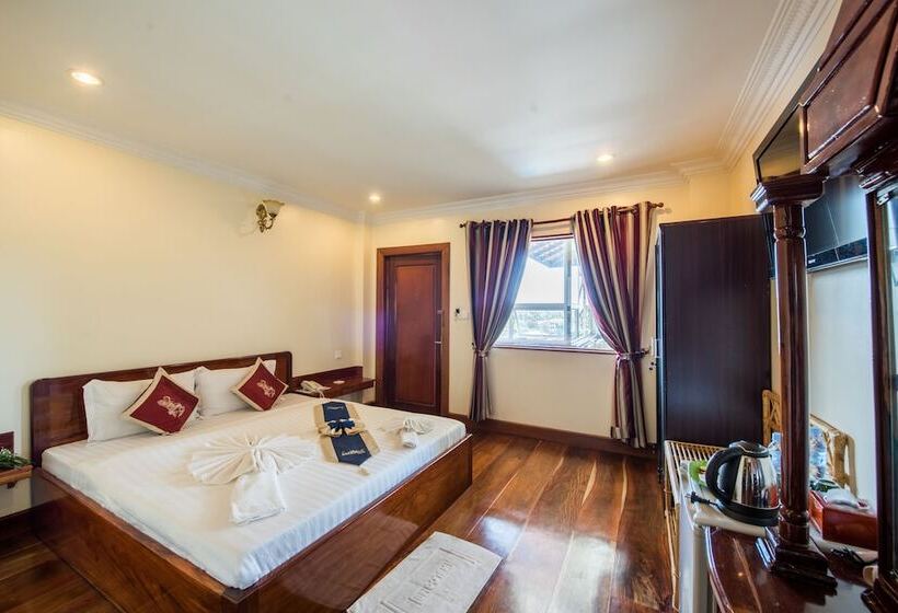Superior Room, Seng Hout