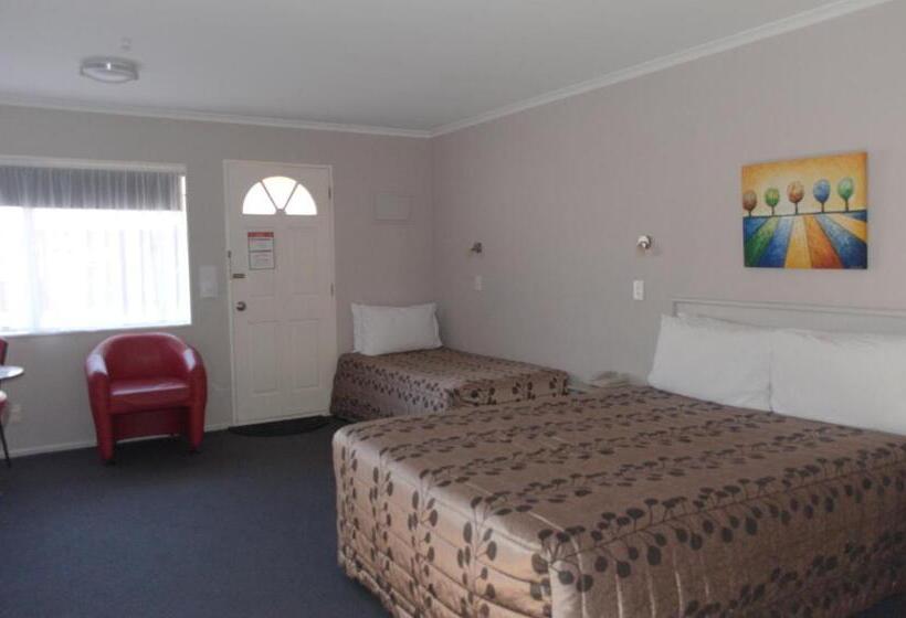이그제큐티브 스튜디오, Carramar Motor Inn