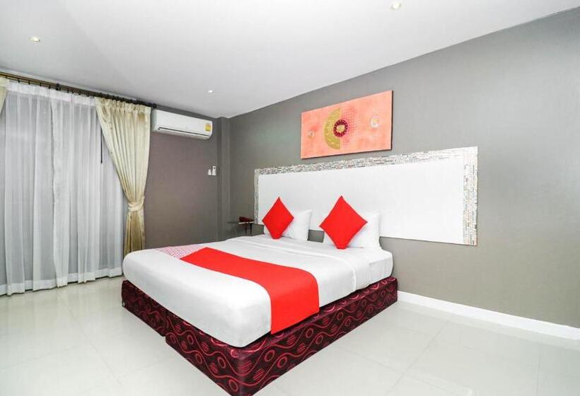 Medencére Néző Standard Szoba, Natural Beach Hotel Pattaya