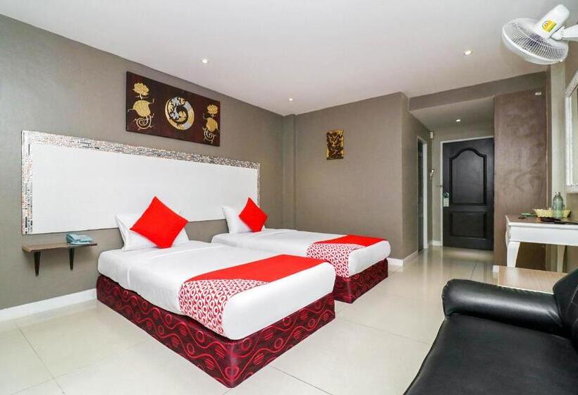 Medencére Néző Standard Szoba, Natural Beach Hotel Pattaya