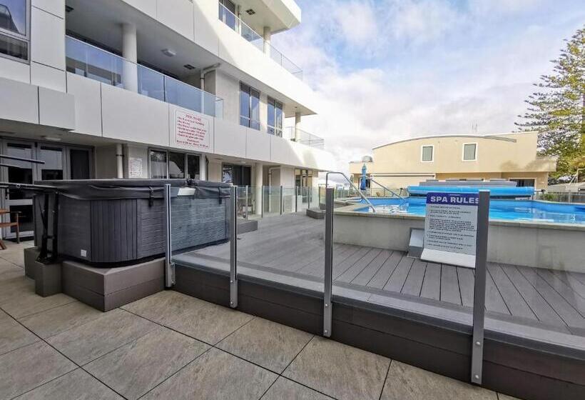 آپارتمان 1 خوابه با چشم‌انداز استخر, The Anchorage Apartments