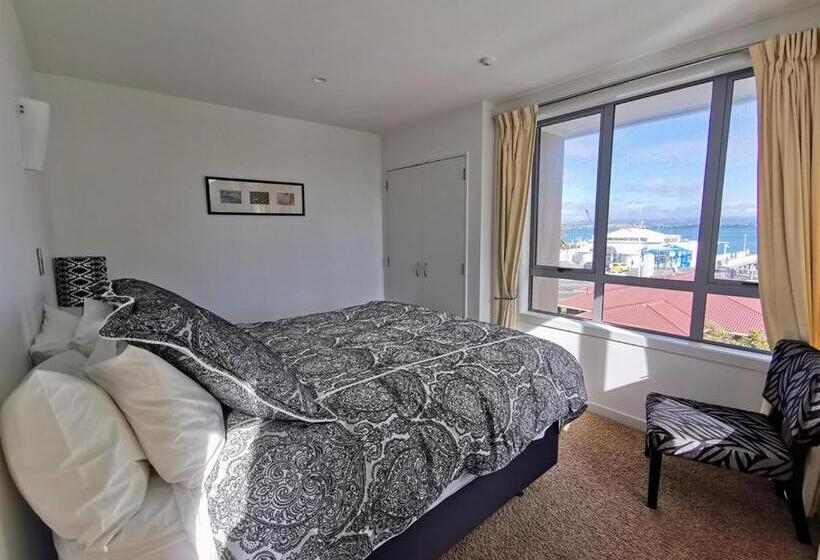 اتاق لوکس با بالکن و چشم‌انداز دریا, The Anchorage Apartments