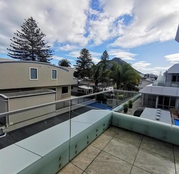 اتاق لوکس با بالکن و چشم‌انداز دریا, The Anchorage Apartments