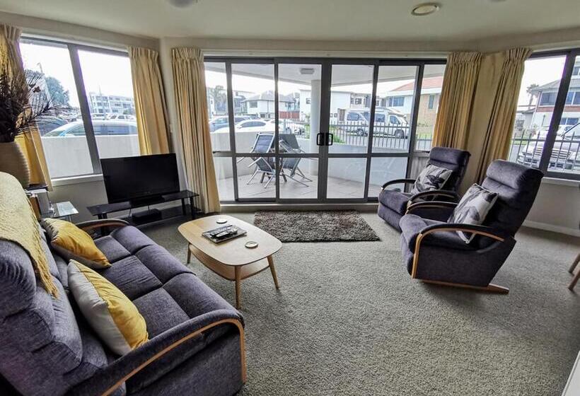 اتاق لوکس با بالکن, The Anchorage Apartments