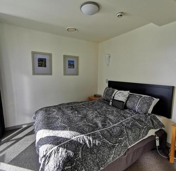 اتاق لوکس با بالکن و چشم‌انداز دریا, The Anchorage Apartments