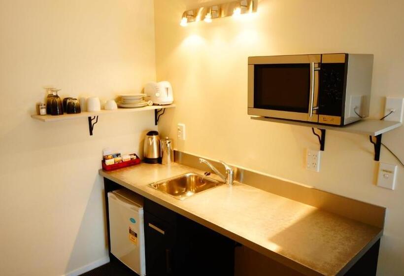 Студия Стандарт, Waihi Motel