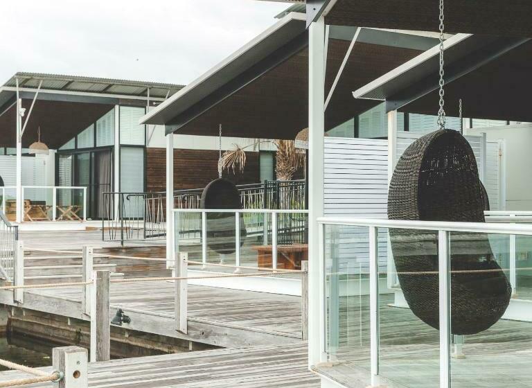스위트 킹사이즈 침대, Caves Coastal Bar & Bungalows