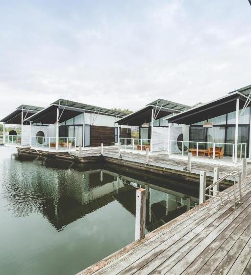 스위트 킹사이즈 침대, Caves Coastal Bar & Bungalows