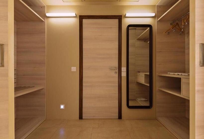 Люкс, Pride Elite, Phaltan