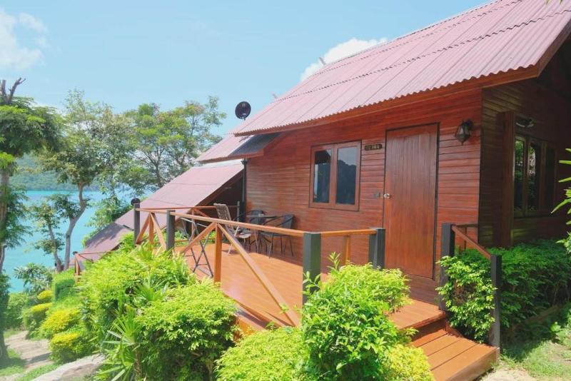 Бунгало Deluxe, The Cobble Beach Hotel  Phi Phi Island