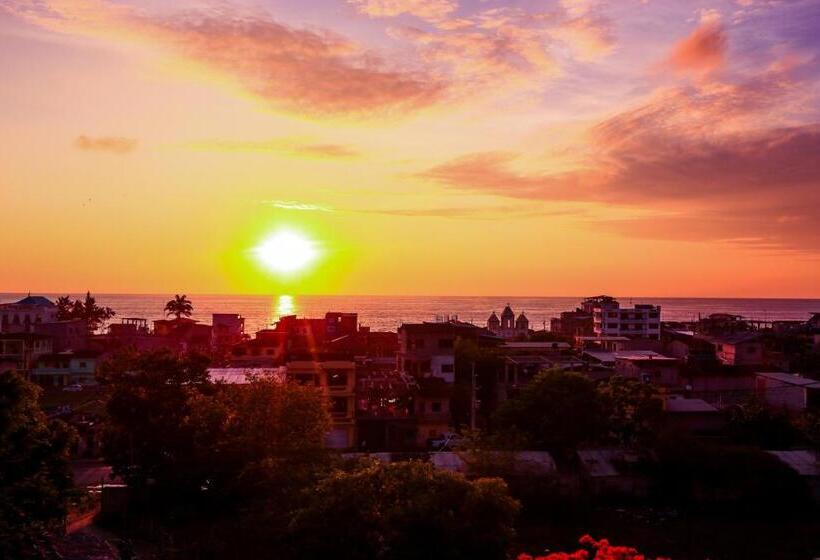 اتاق لوکس با بالکن, Me Hotel & Villas   Montañita Estates