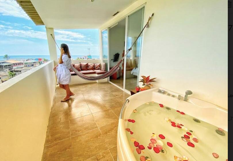 اتاق لوکس با بالکن, Me Hotel & Villas   Montañita Estates