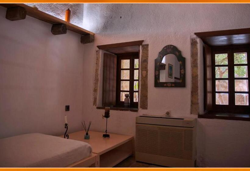Люкс Вид на Сад, Menexes Suites Monemvasia