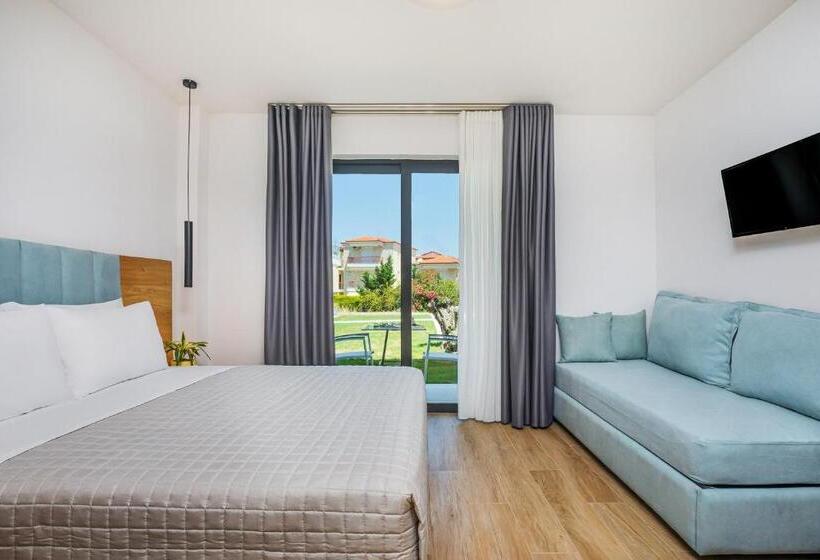 Трехместный Номер Стандарт Вид на Бассейн, Alexmare Hotel Fourka