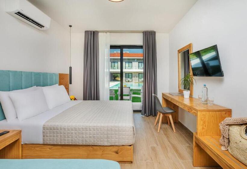Трехместный Номер Стандарт Вид на Бассейн, Alexmare Hotel Fourka