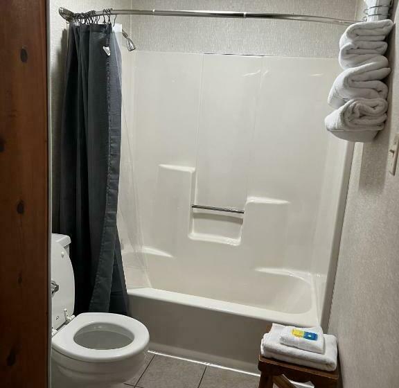 Номер Deluxe, Cedars Motel