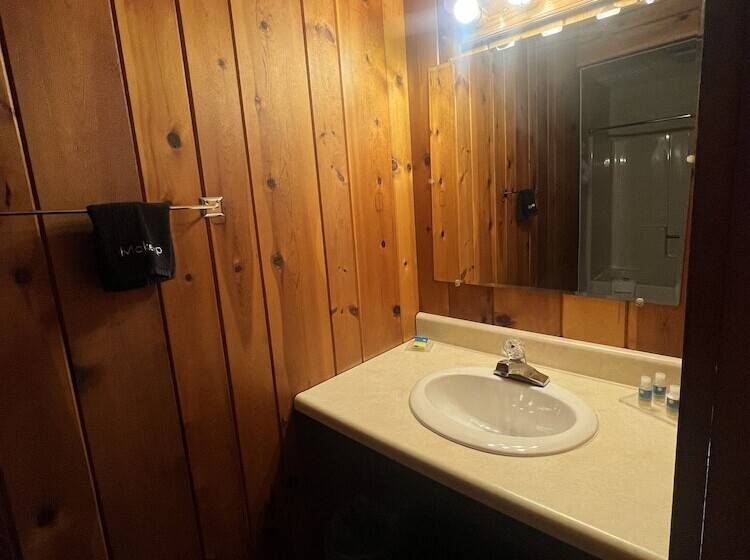 Номер Deluxe, Cedars Motel