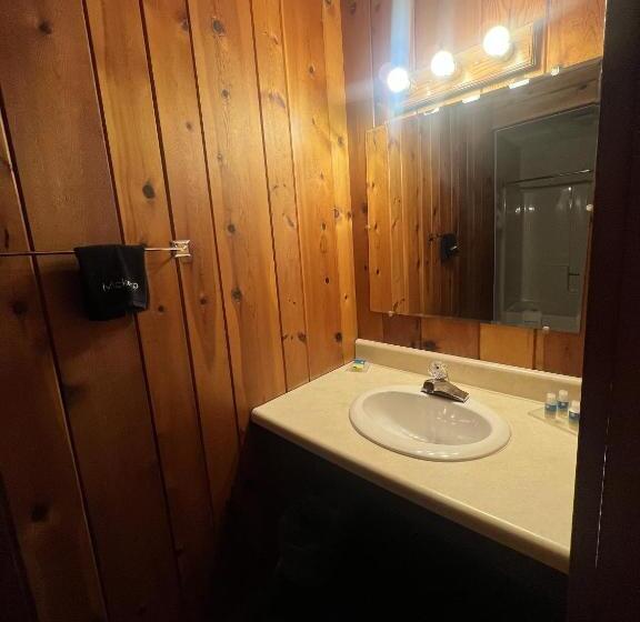 Четырехместный Номер Стандарт, Cedars Motel