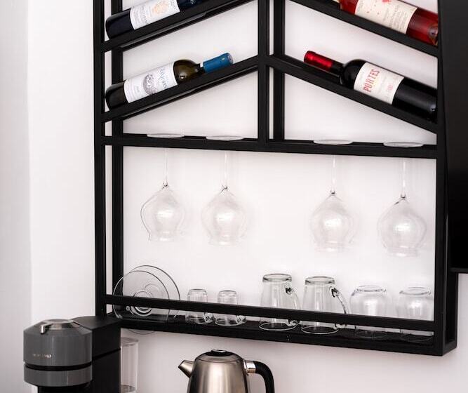 سوئیت با وان آب گرم, Saint Sin Suites  Adults Only