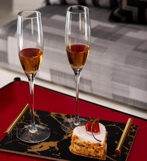 سوئیت با وان آب گرم, Saint Sin Suites  Adults Only