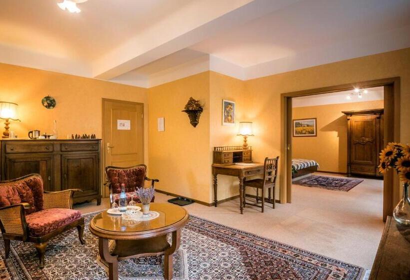 سوئیت با بالکن, Restaurant Le Cigalon