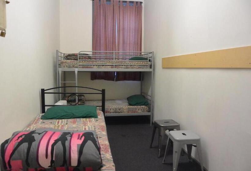اتاق استاندارد سه تخته با سرویس بهداشتی مشترک, Elizabeth Hostel