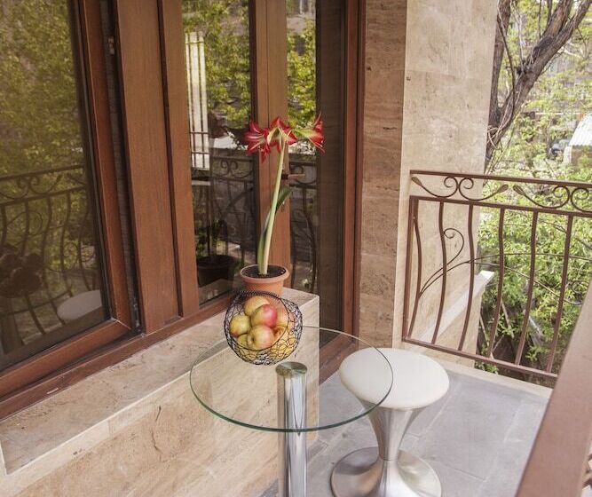 Comfort room with balcony, Elysium Gallery