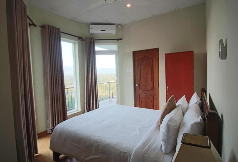 Junior suite with river view, Villa Arunalu Kandy
