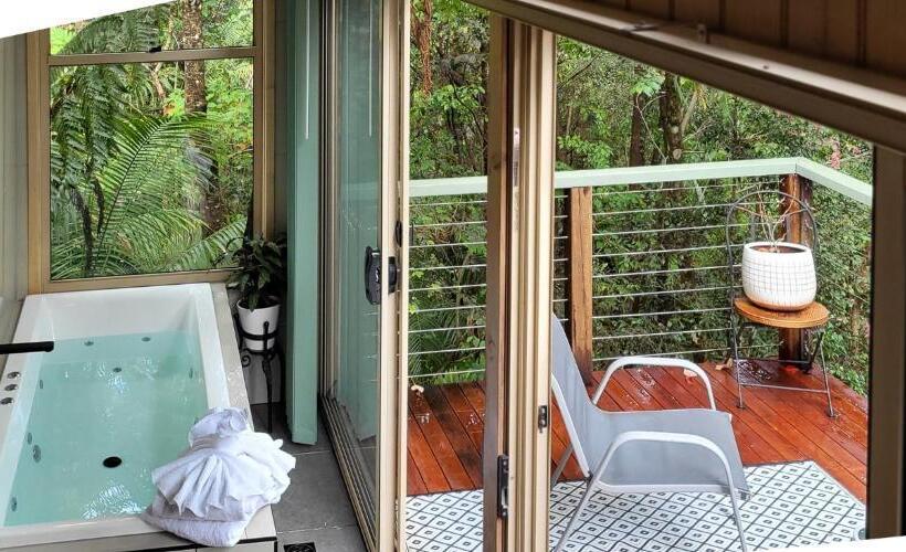 Хижина, Treetops Montville