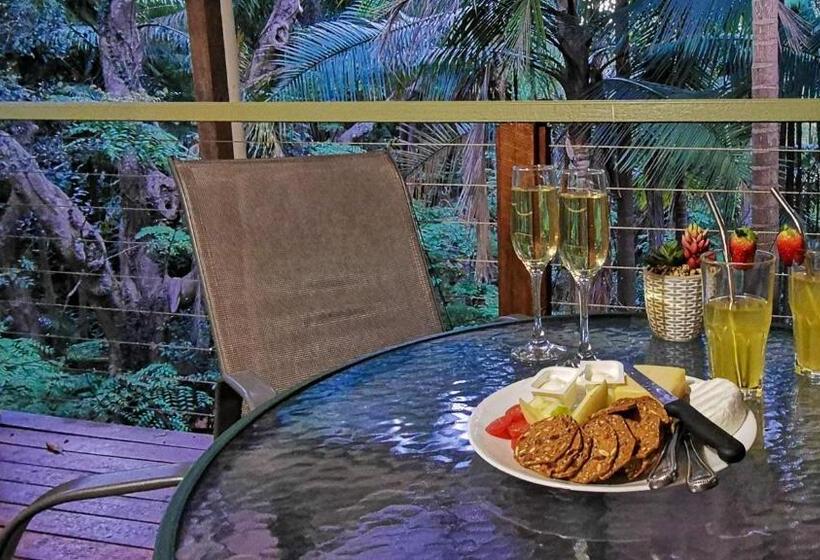 Хижина, Treetops Montville