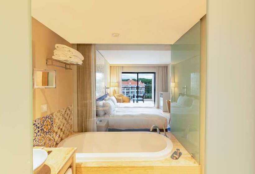 Номер Deluxe Вид на Бассейн, Conrad Manila