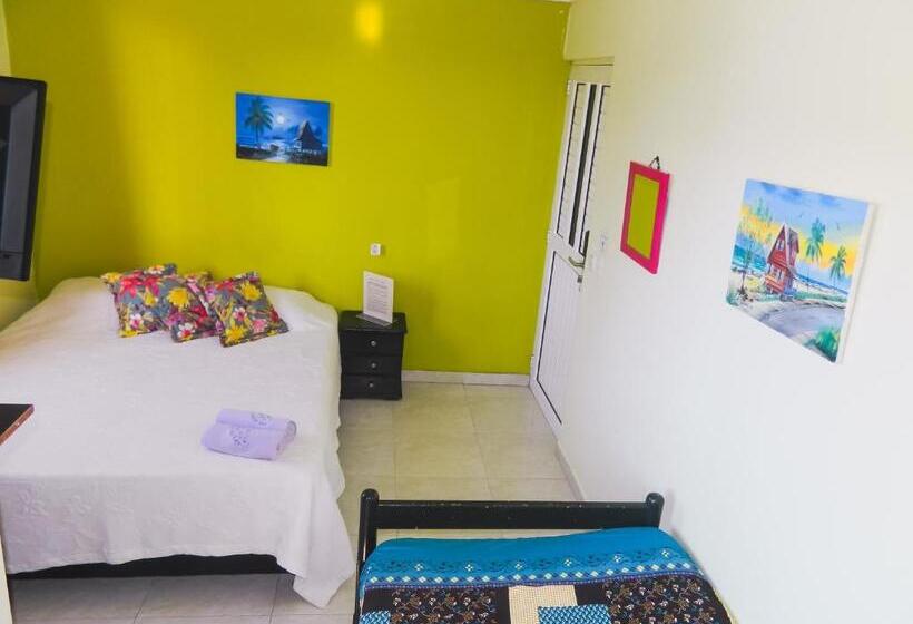 带阳台的三人标准间, Hostel Stingray